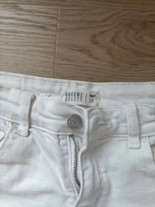 Pantalones cargo blancos con tachuelas