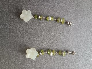 Pendientes largos de piedra y perlas