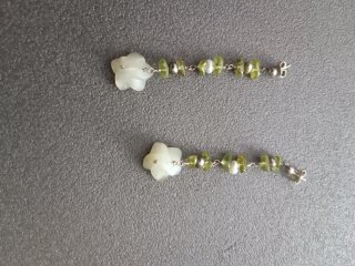 Pendientes largos de piedra y perlas