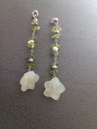 Pendientes largos de piedra y perlas