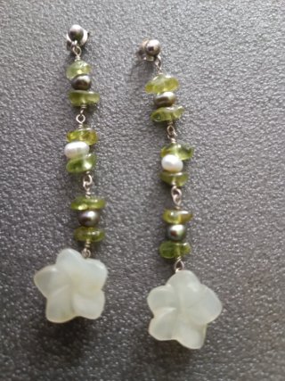 Pendientes largos de piedra y perlas