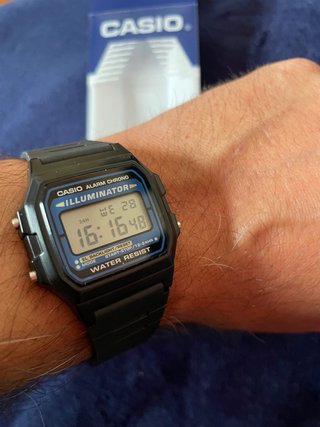 Reloj Casio F-105 W Negro y Azul “El illuminator”