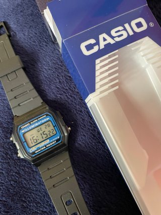 Reloj Casio F-105 W Negro y Azul “El illuminator”