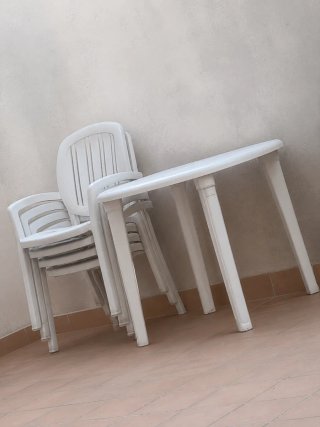 Tavolo e 4 Sedie in Plastica Bianche