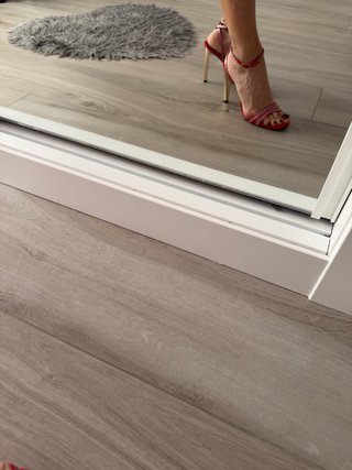 Sandalias Guess Tacon Dorado y Rojo