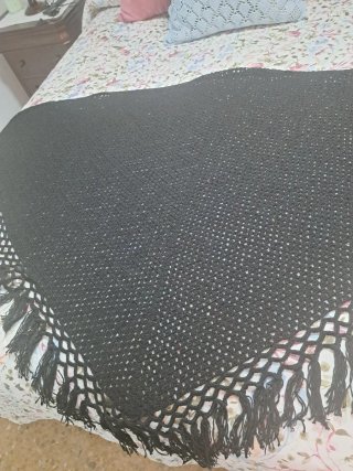 Manton de hilo negro hecho a mano