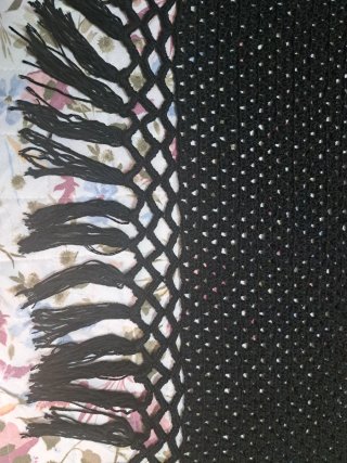 Manton de hilo negro hecho a mano