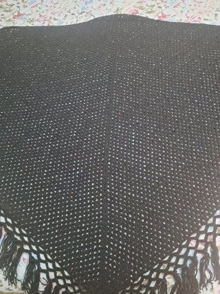 Manton de hilo negro hecho a mano