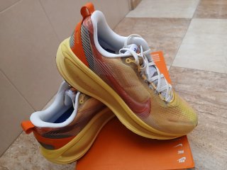 Nike Vomero 18 Naranja/Amarillo