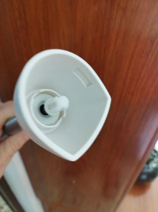 Batidora de mano blanca y gris