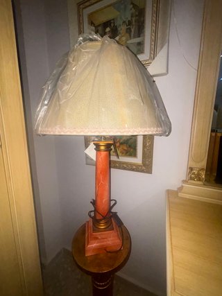 Lámpara de mesa Schuller naranja y dorada