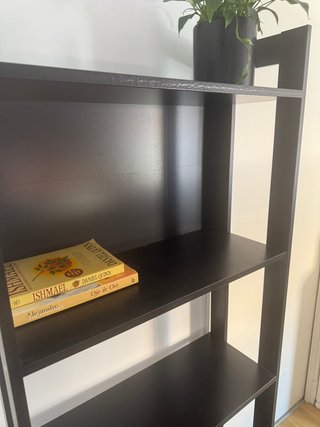Scaffale in legno marrone di Ikea