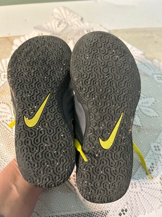 Botas de fútbol sala Nike niño gris/amarillo