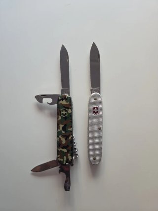 Navaja Victorinox Plata y otra camuflaje