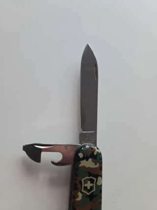 Navaja Victorinox Plata y otra camuflaje