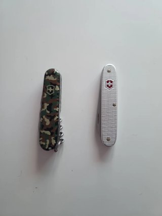 Navaja Victorinox Plata y otra camuflaje