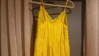 Vestido amarillo con crochet
