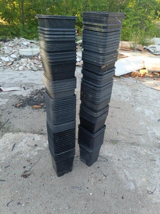 Lote de macetas cuadradas negras