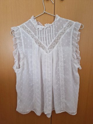 Camisa blanca con volantes y encaje
