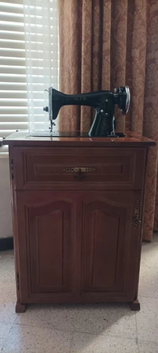 Máquina de coser Alfa con mueble de madera