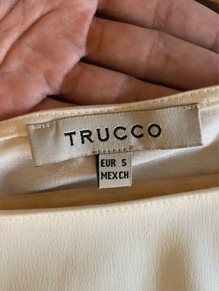 Camiseta blanca TRUCCO con botones en el hombro
