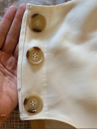 Camiseta blanca TRUCCO con botones en el hombro