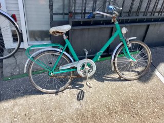 Bicicleta antigua verde