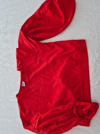 Blusa roja manga abullonada