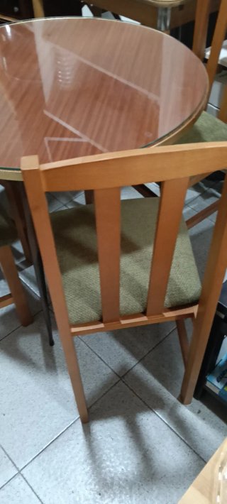 Mesa redonda con 4 sillas