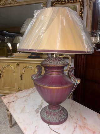 Lámpara de mesa urna rosa y bronce