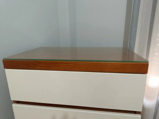Sinfonier de madera blanco y marrón