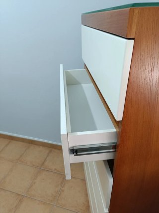 Sinfonier de madera blanco y marrón