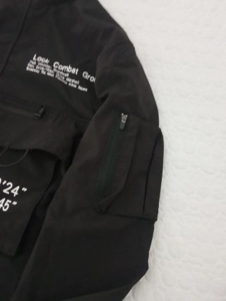 Sudadera Negra con Capucha y Estampado