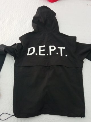 Sudadera Negra con Capucha y Estampado