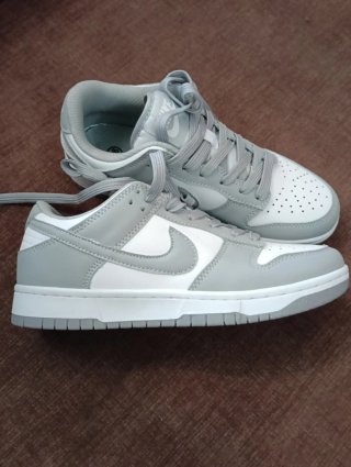 Zapatillas Nike grises y blancas Talla 36