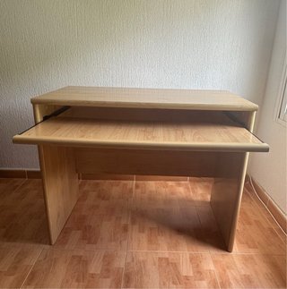 Escritorio de madera con bandeja