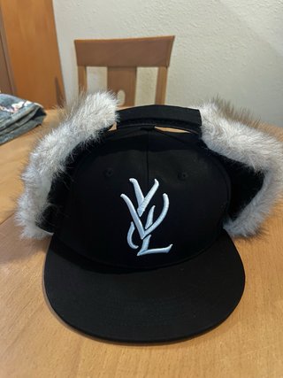 Gorra New Era Playboi Carti Negra con orejeras