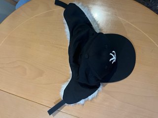 Gorra New Era Playboi Carti Negra con orejeras