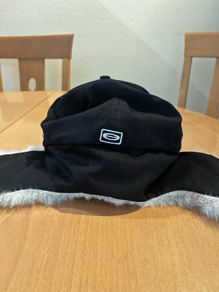 Gorra New Era Playboi Carti Negra con orejeras