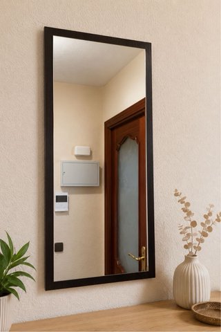 Mueble de entrada con perchero, espejo y zapatero.