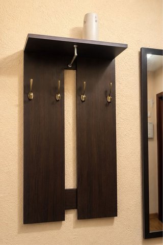 Mueble de entrada con perchero, espejo y zapatero.