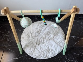 Gimnasio de madera para bebés