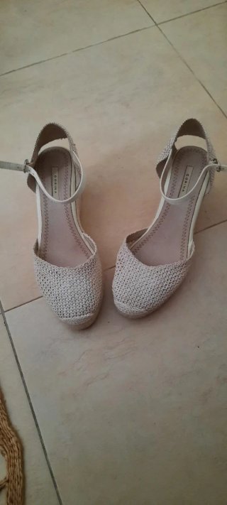 Sandalias cuña beige