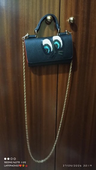 Bolso monedero negro con cadena dorada