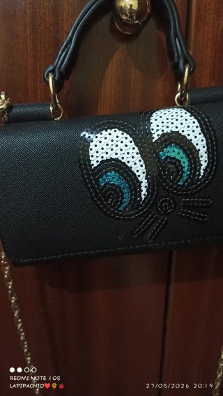 Bolso monedero negro con cadena dorada