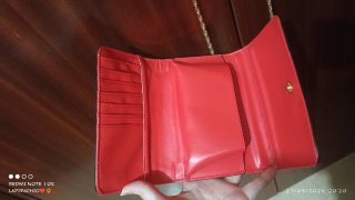 Bolso monedero negro con cadena dorada