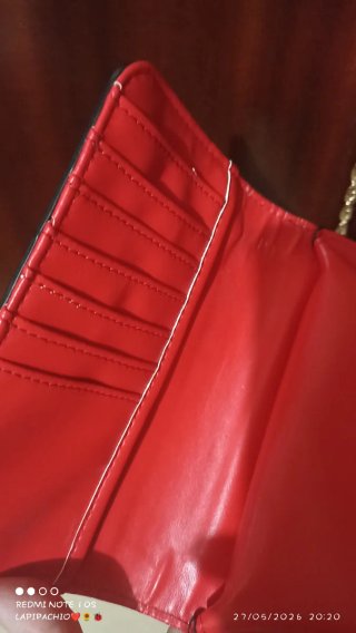 Bolso monedero negro con cadena dorada