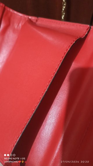 Bolso monedero negro con cadena dorada