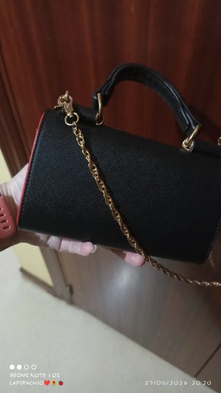 Bolso monedero negro con cadena dorada
