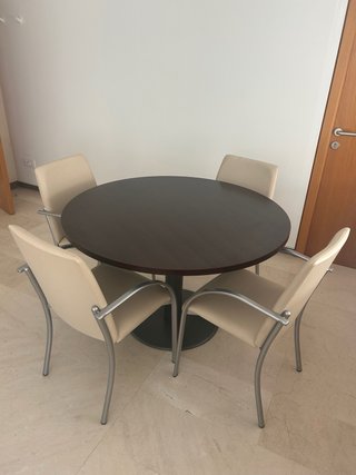 Mesa redonda con 4 sillas